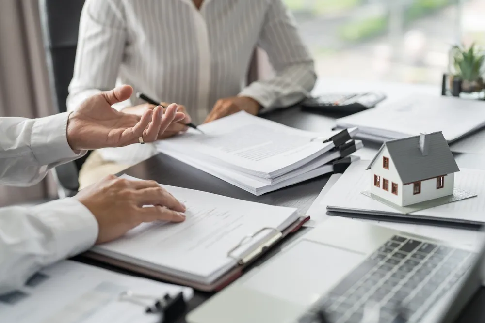 Business,People,Signing,Contract,Making,Deal,With,Real,Estate,Agent